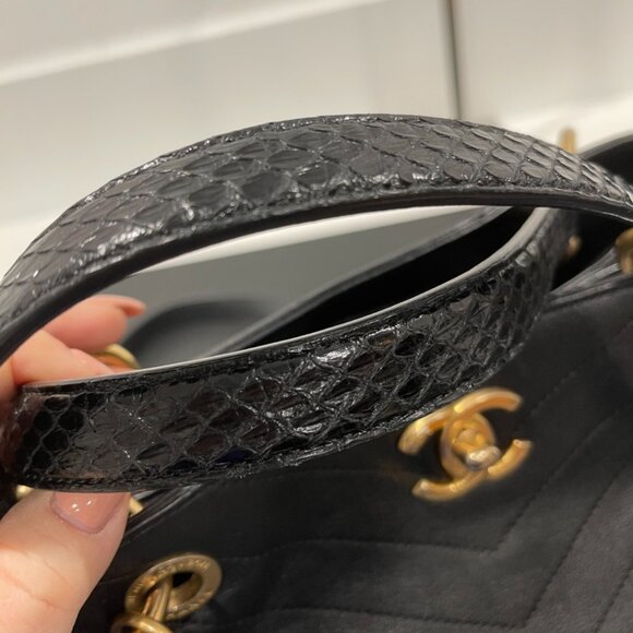 Chanel Chevron Calfskin Python Chic Small Shopping Tote 2-Way Bag (JB1075) - Picture 14 of 16